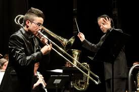 trombonista concentrado